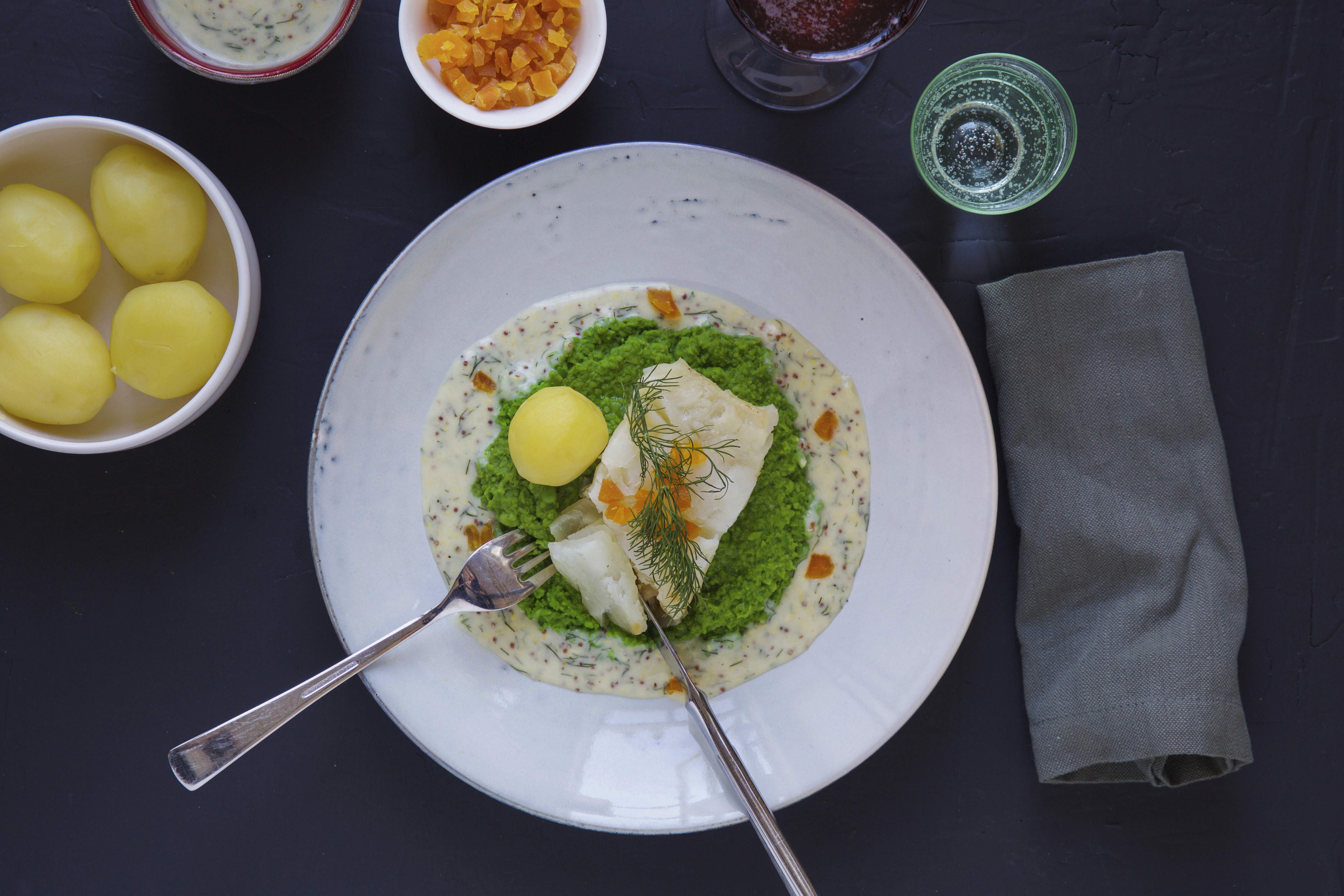 Lutefisk med sennepssaus og ertepuré