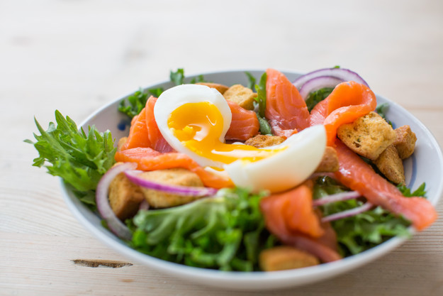 Sprø salat med røkelaks