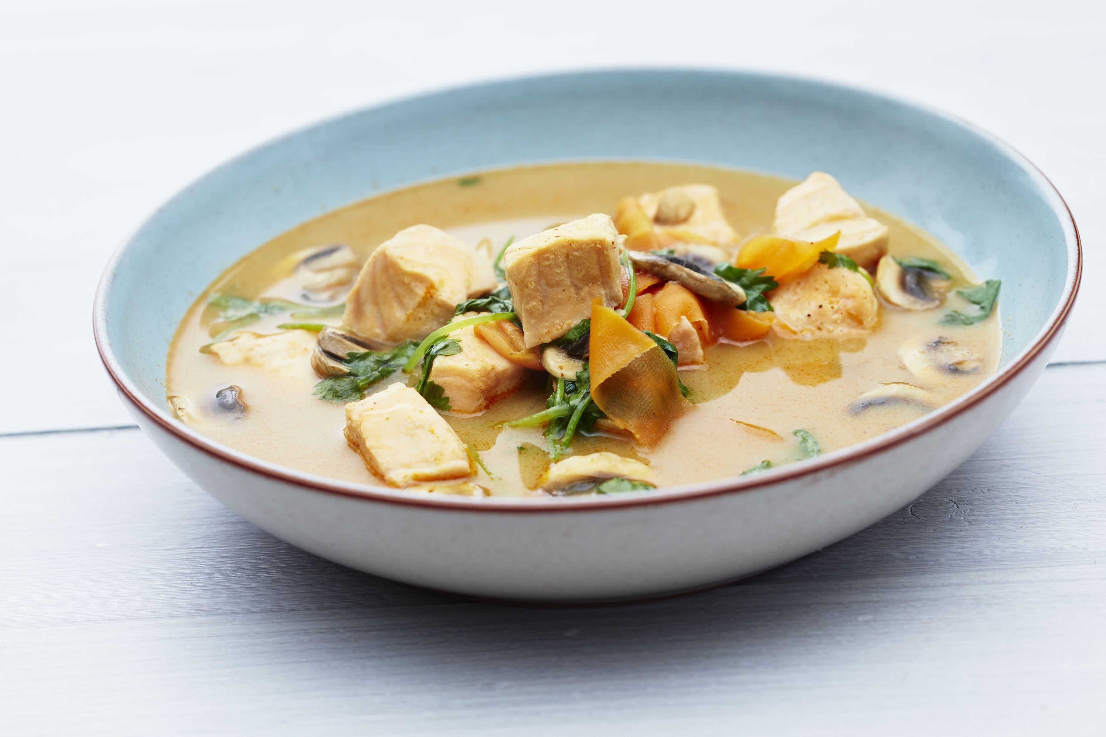 Asiatisk suppe med laks, kokosmelk og koriander