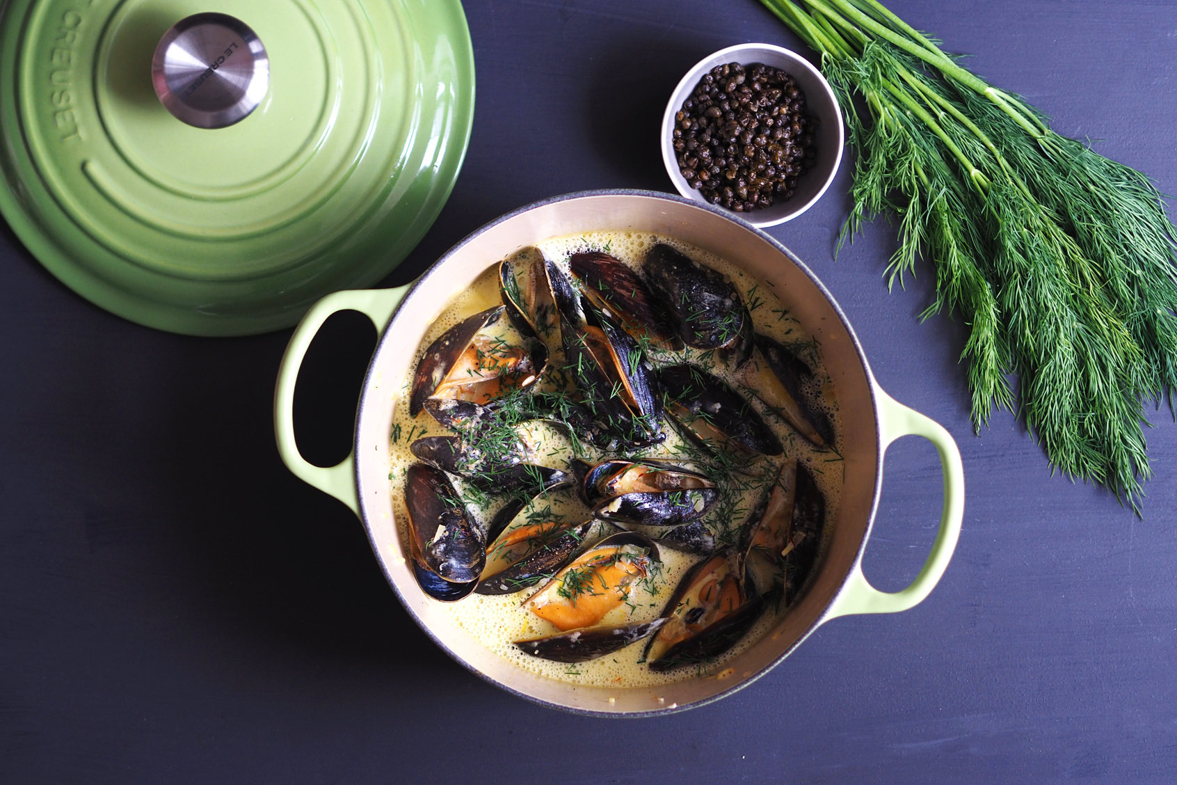 Vitvinskokta blåmusslor med saffran och kapris