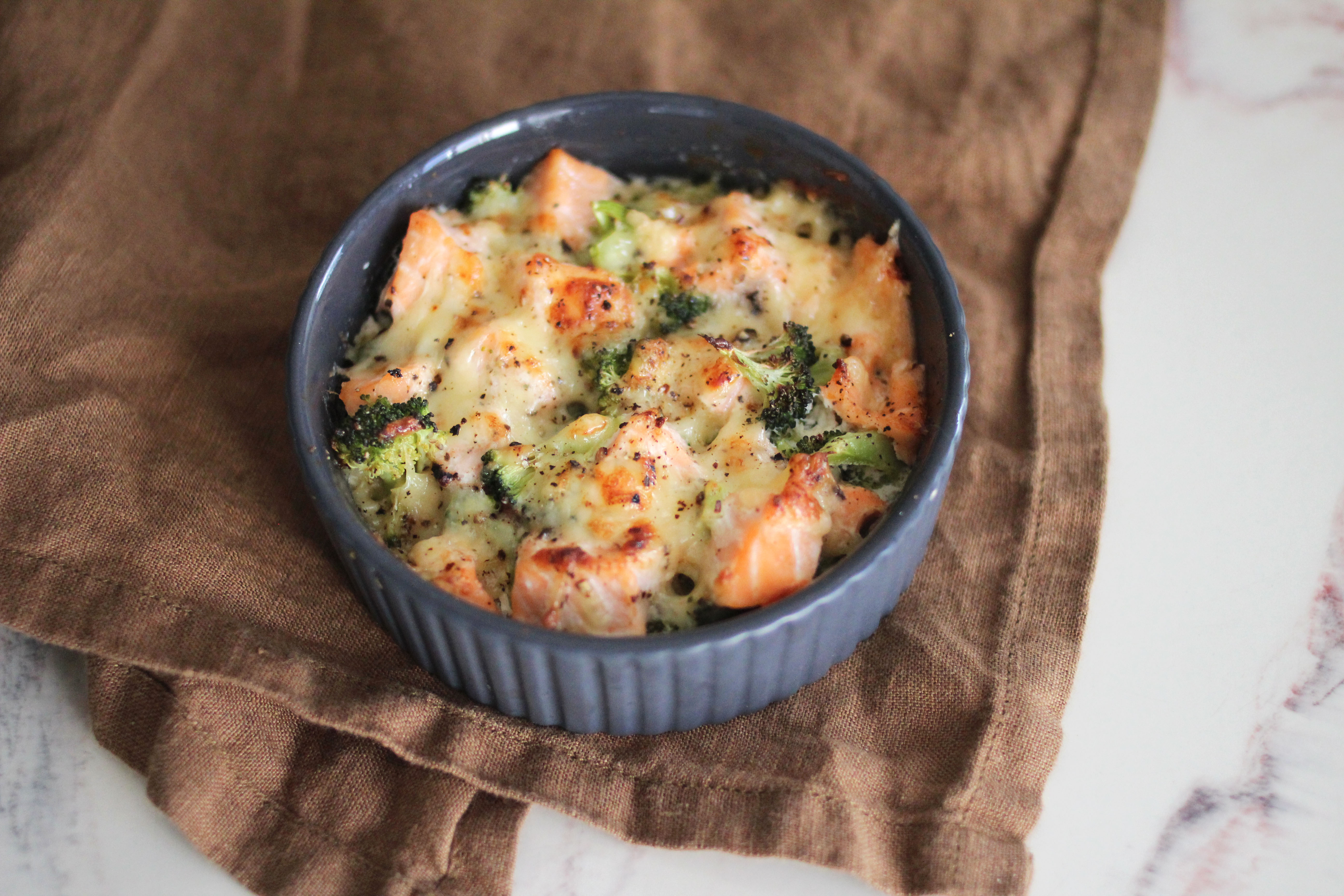 Laxgratäng med ost och broccoli