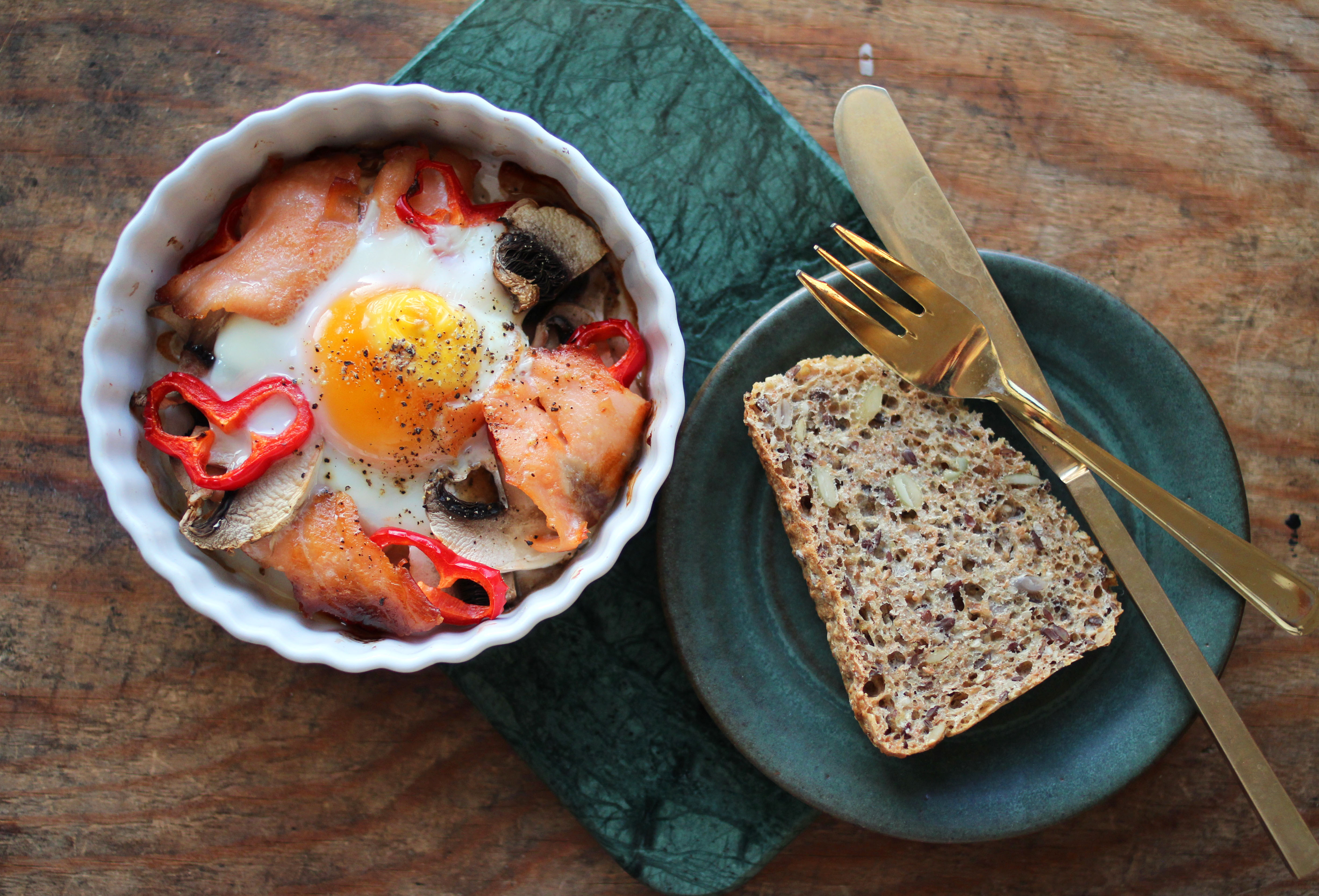 Ovnsbakt form med egg og røkelaks