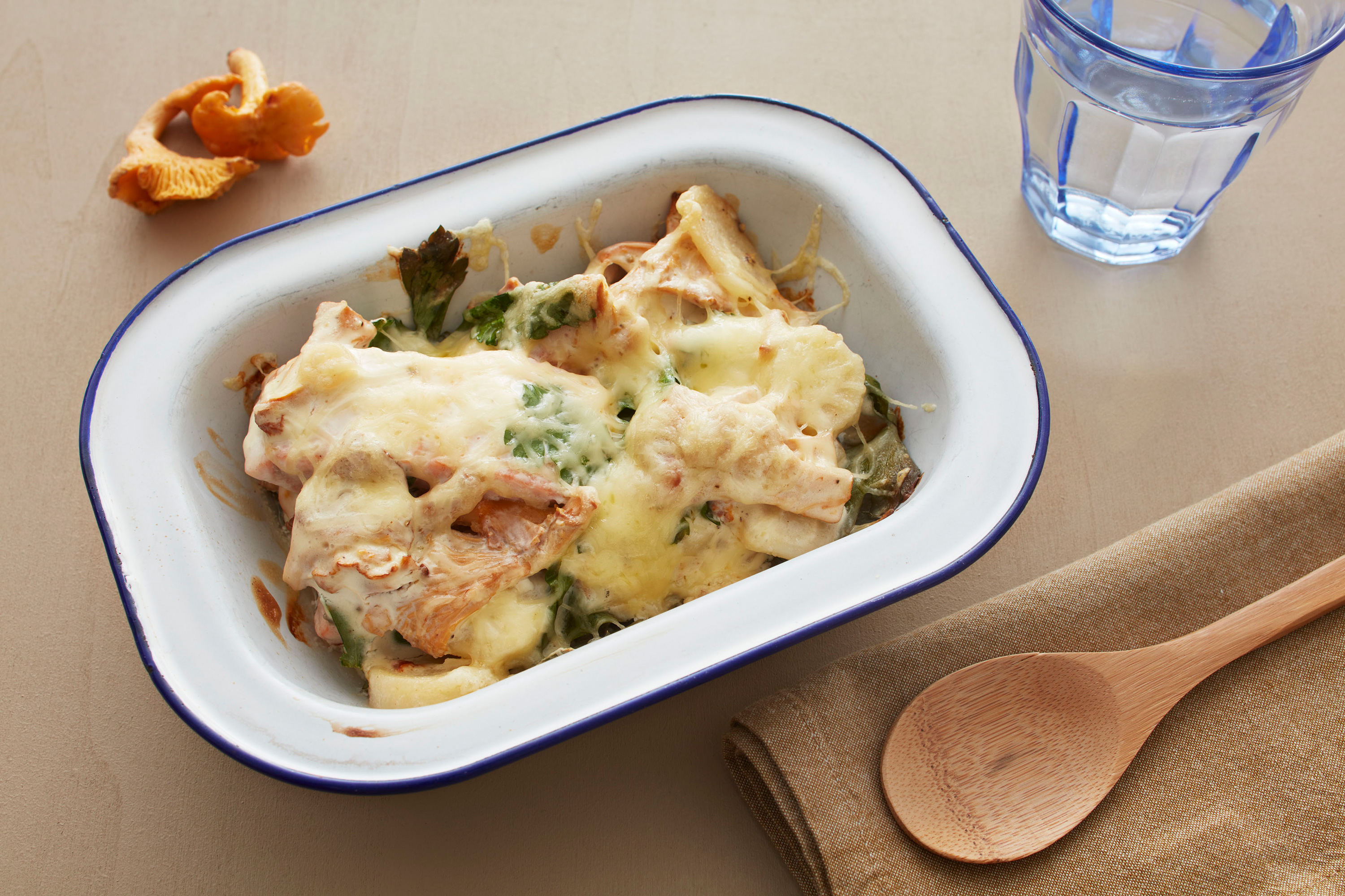 Ovnsbakt laks med kantarell, persillerot og ost